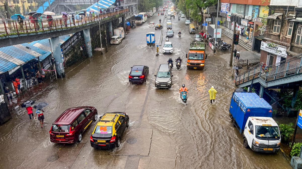 मुंबई: भारी बारिश के कारण स्कूल बंद, लोकल रेल सेवाएं 3-4 घंटे तक स्थगित